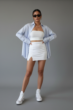 Femme portant la jupe Belle Essence avec chemise à rayures